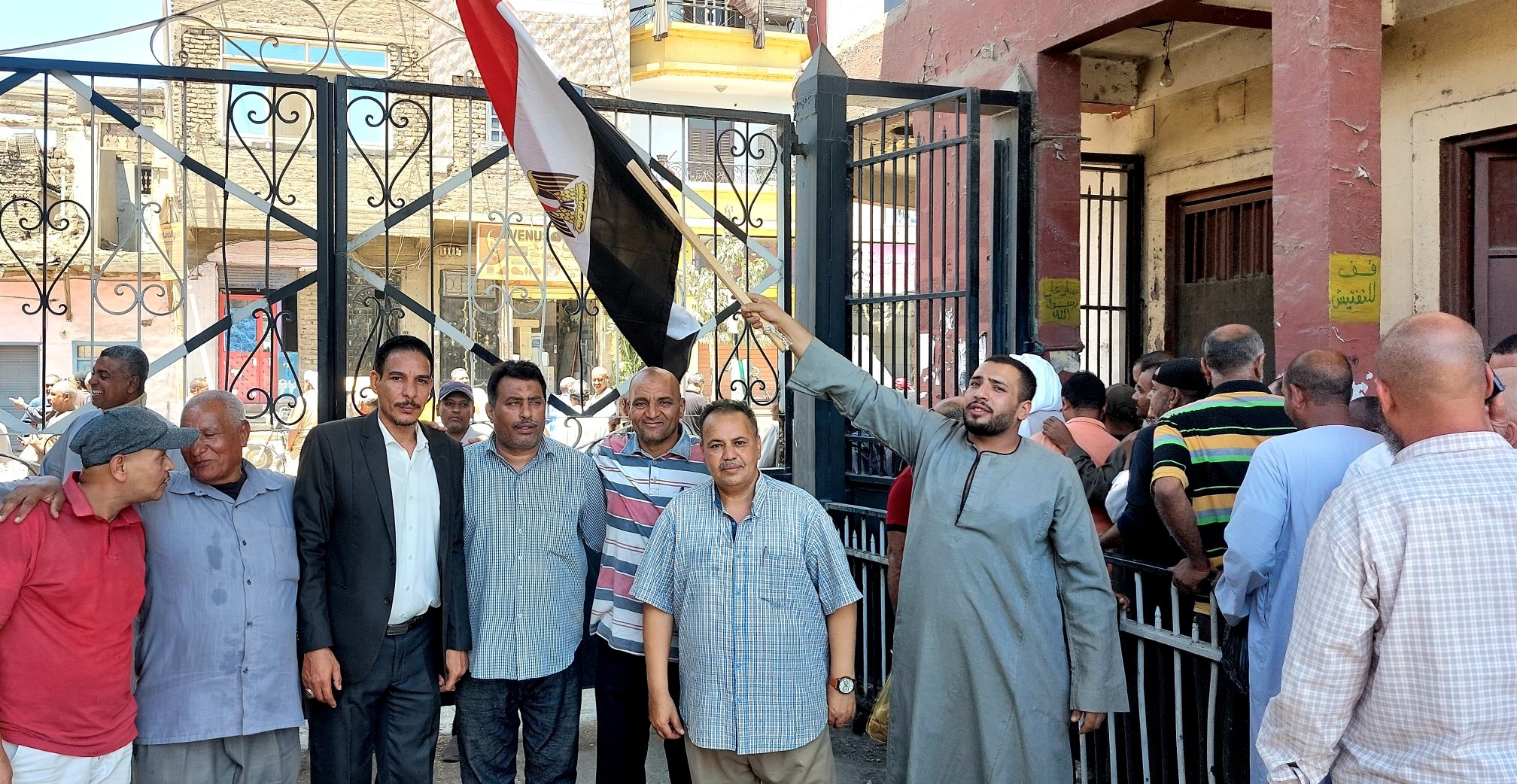 العاملين بمصانع سكر أرمنت خلال التوجه إلى لجان التصويت العاملين بمصانع سكر أرمنت خلال التوجه إلى لجان التصويت