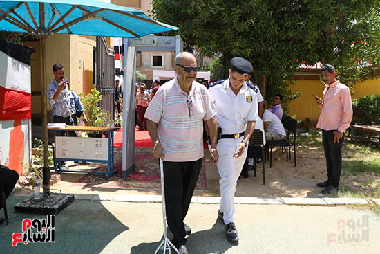 رجال الشرطة تساعد كبار السن