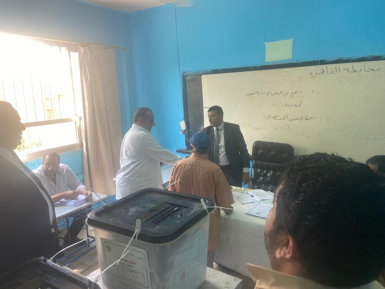 رئيس حزب إرادة جيل يدلي بصوته الانتخابي (6)