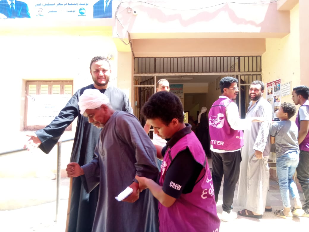 كبار السن يشاركون بالتصويت بلجنة المساعيد بجرجا