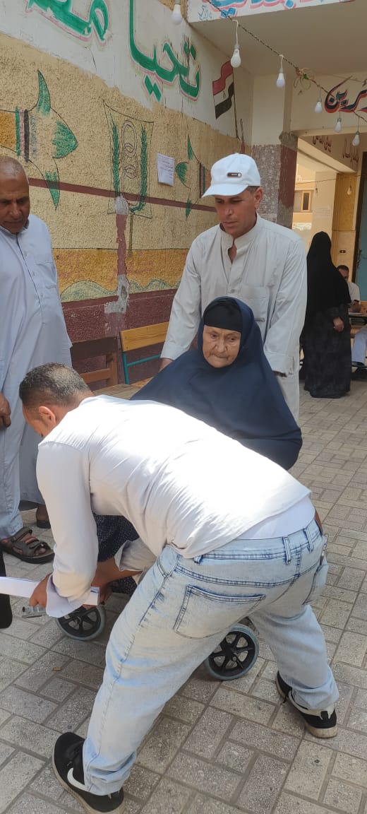 سيدة مسنة تدلي بصوتها