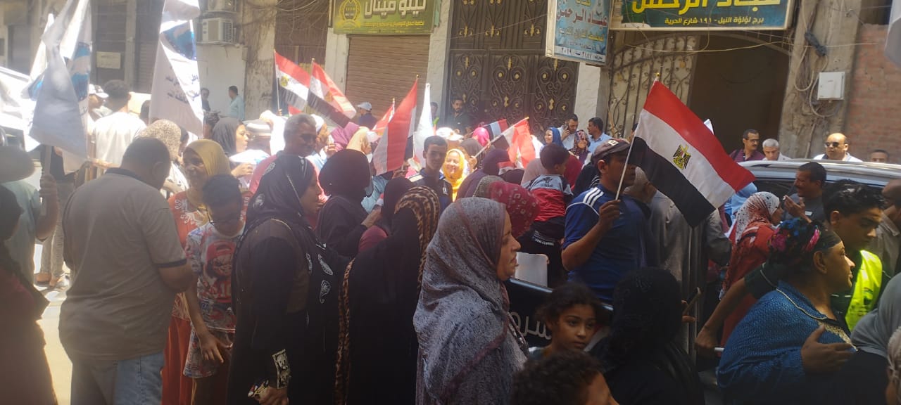 الناخبون فى المنيا يحملون علم مصر الناخبون فى المنيا يحملون علم مصر