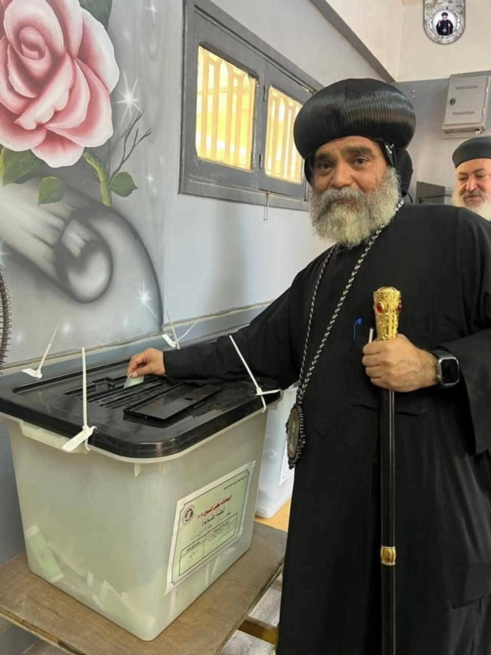 أسقف نجع حمادي يدلي بصوته في انتخابات الشيوخ أسقف نجع حمادي يدلي بصوته في انتخابات الشيوخ