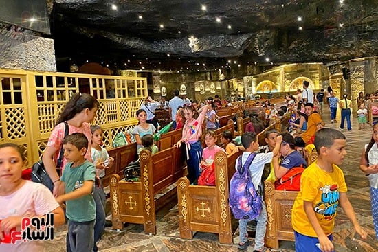 الأطفال داخل الدير الأطفال داخل الدير