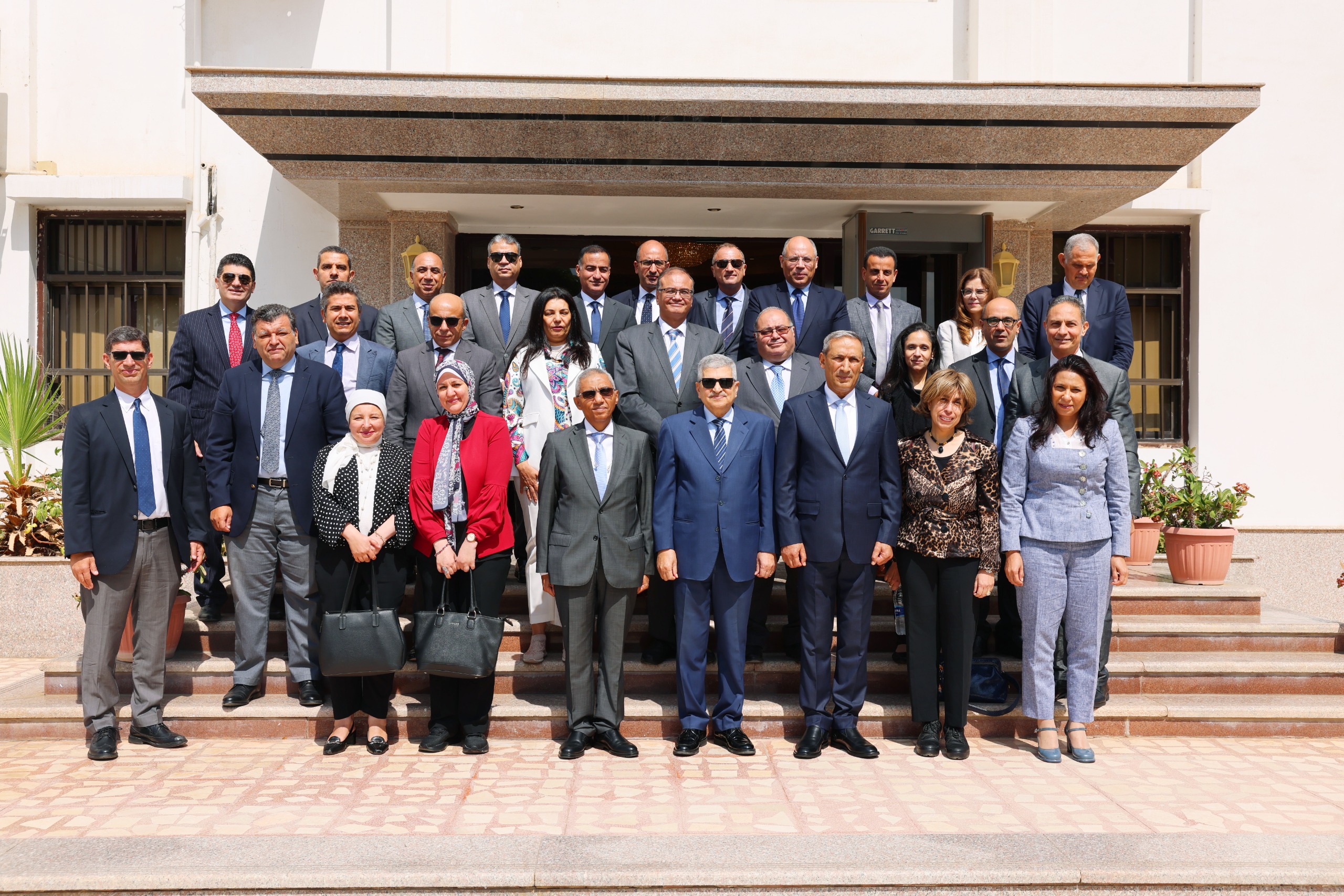 الفريق أسامة ربيع رئيس هيئة قناة السويس ووفدا دبلوماسيا  (6)