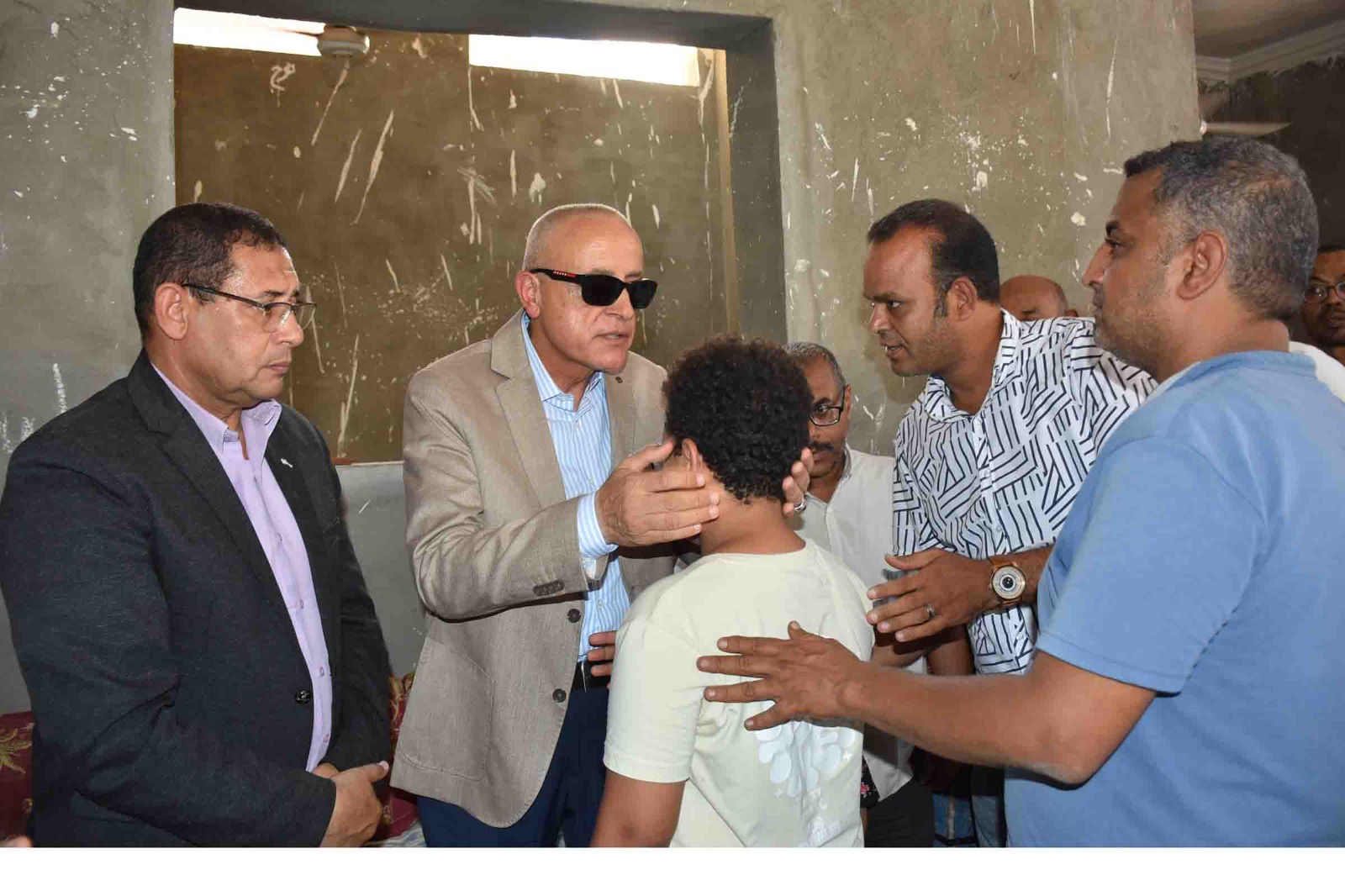 محافظ الأقصر يؤدى واجب العزاء فى شهداء ضحايا حادث ترعة أصفون