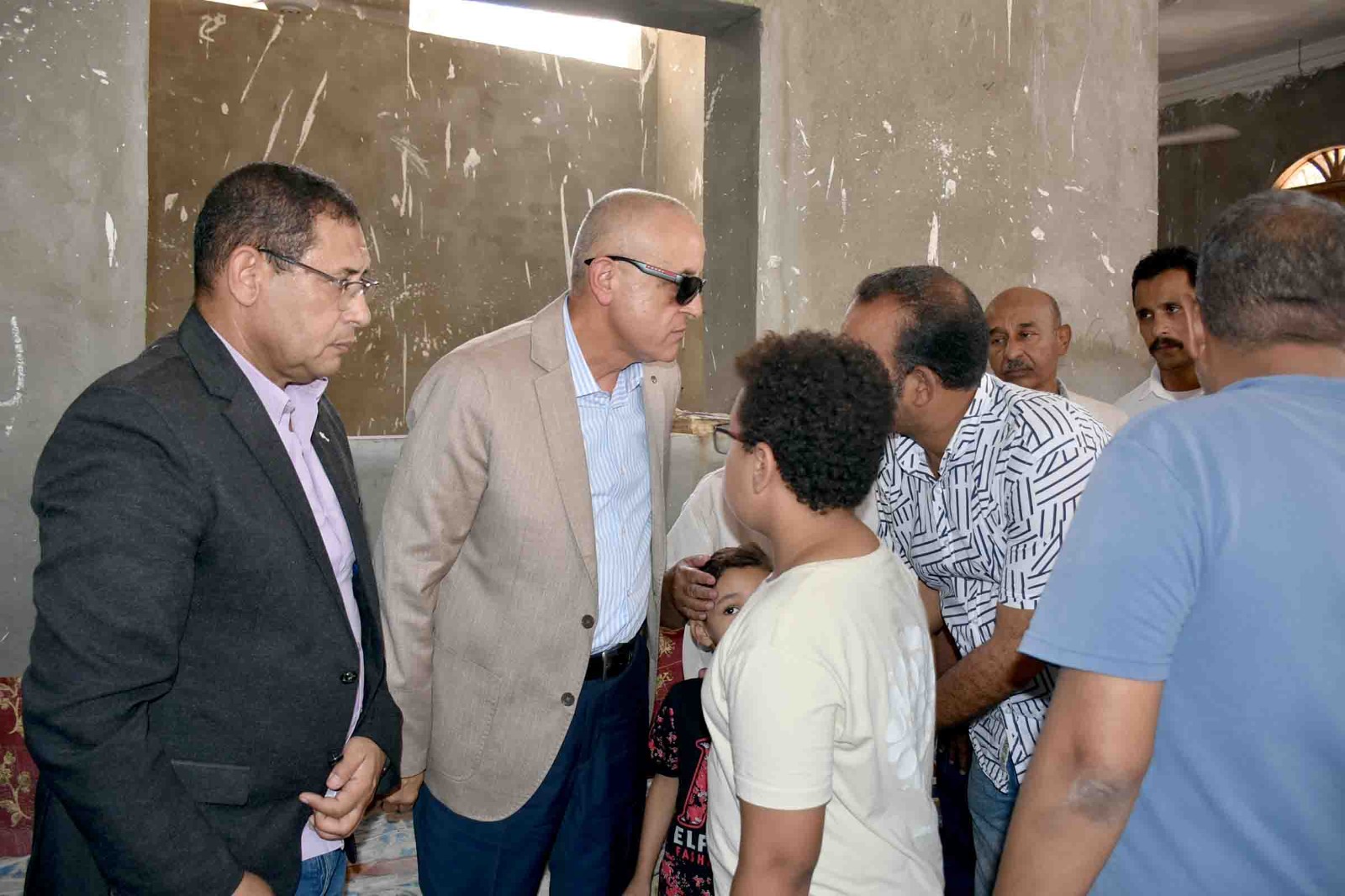 المحافظ يؤدى واجب العزاء فى شهداء ضحايا حادث ترعة أصفون بالإنتخابات أمس