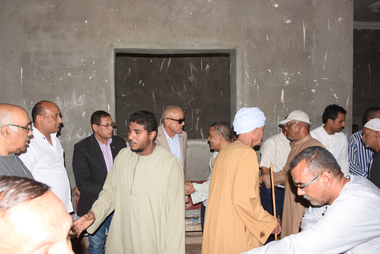 المحافظ يؤدى واجب العزاء فى شهداء ضحايا حادث ترعة أصفون