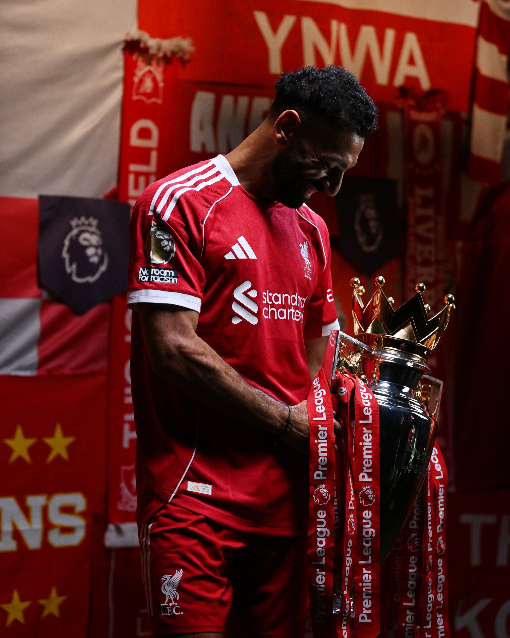محمد صلاح مع كأس الدوري الإنجليزي