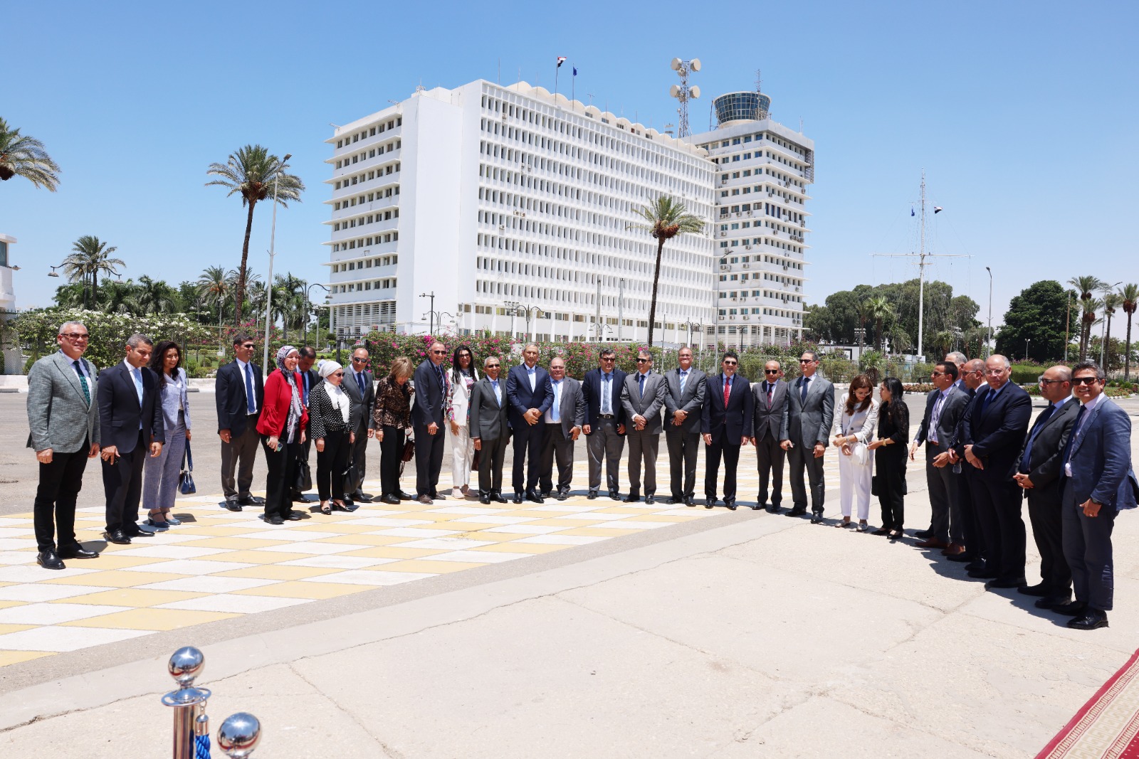 الفريق أسامة ربيع رئيس هيئة قناة السويس ووفدا دبلوماسيا  (5)