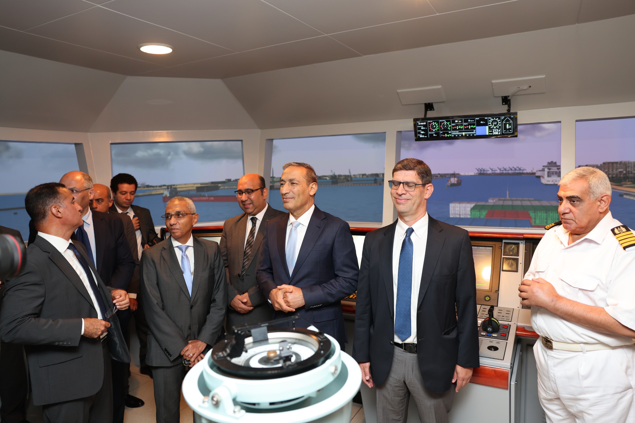 الفريق أسامة ربيع رئيس هيئة قناة السويس ووفدا دبلوماسيا  (4)