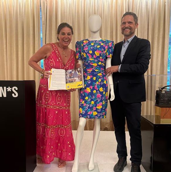 سيدة تشتري فستان الاميرة ديانا