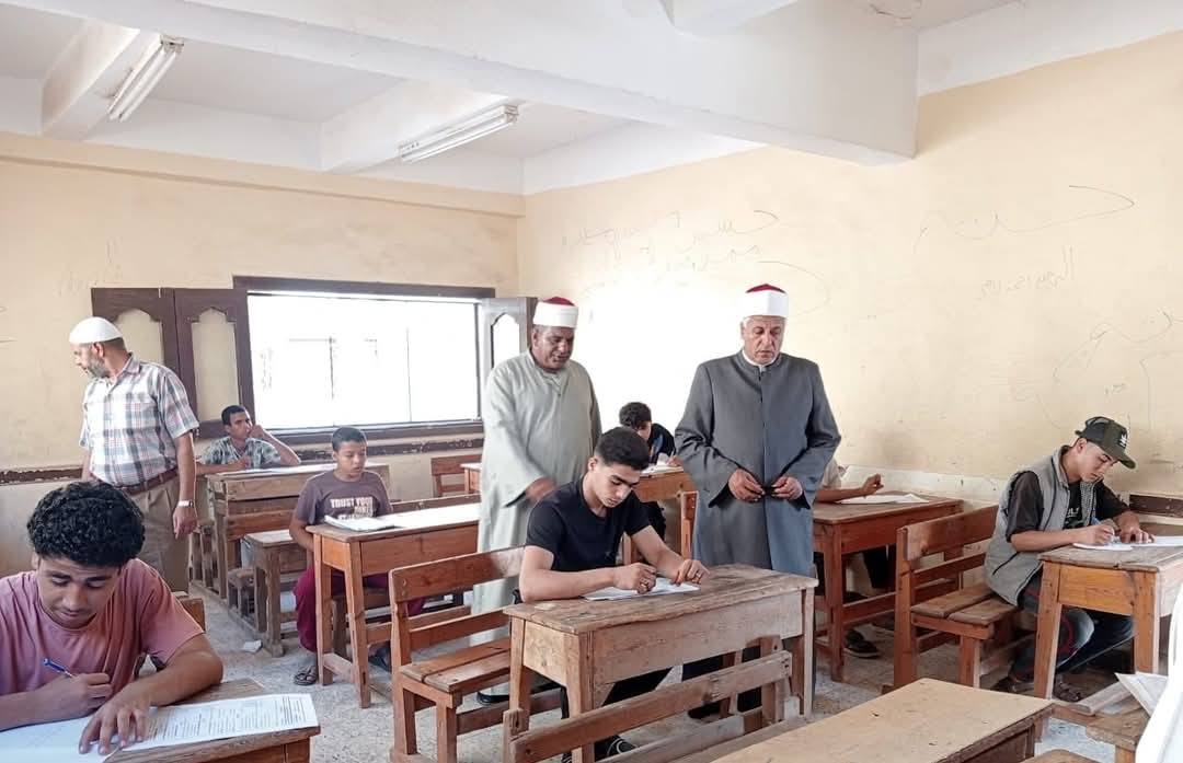 أثناء متابعة الامتحانات