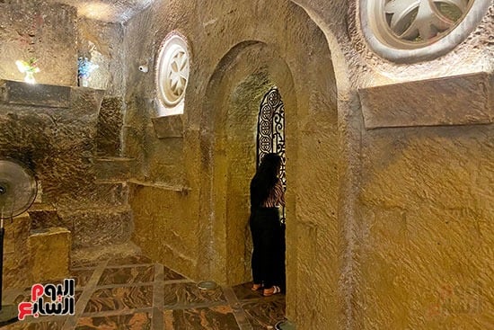 الزوار داخل الدير الزوار داخل الدير