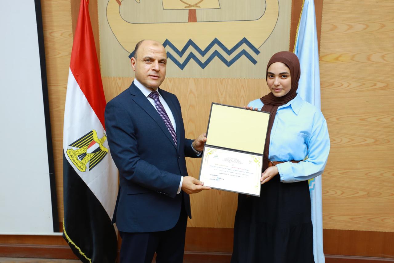 محافظ كفر الشيخ يكرم أوائل الشهادات العامة  (1)