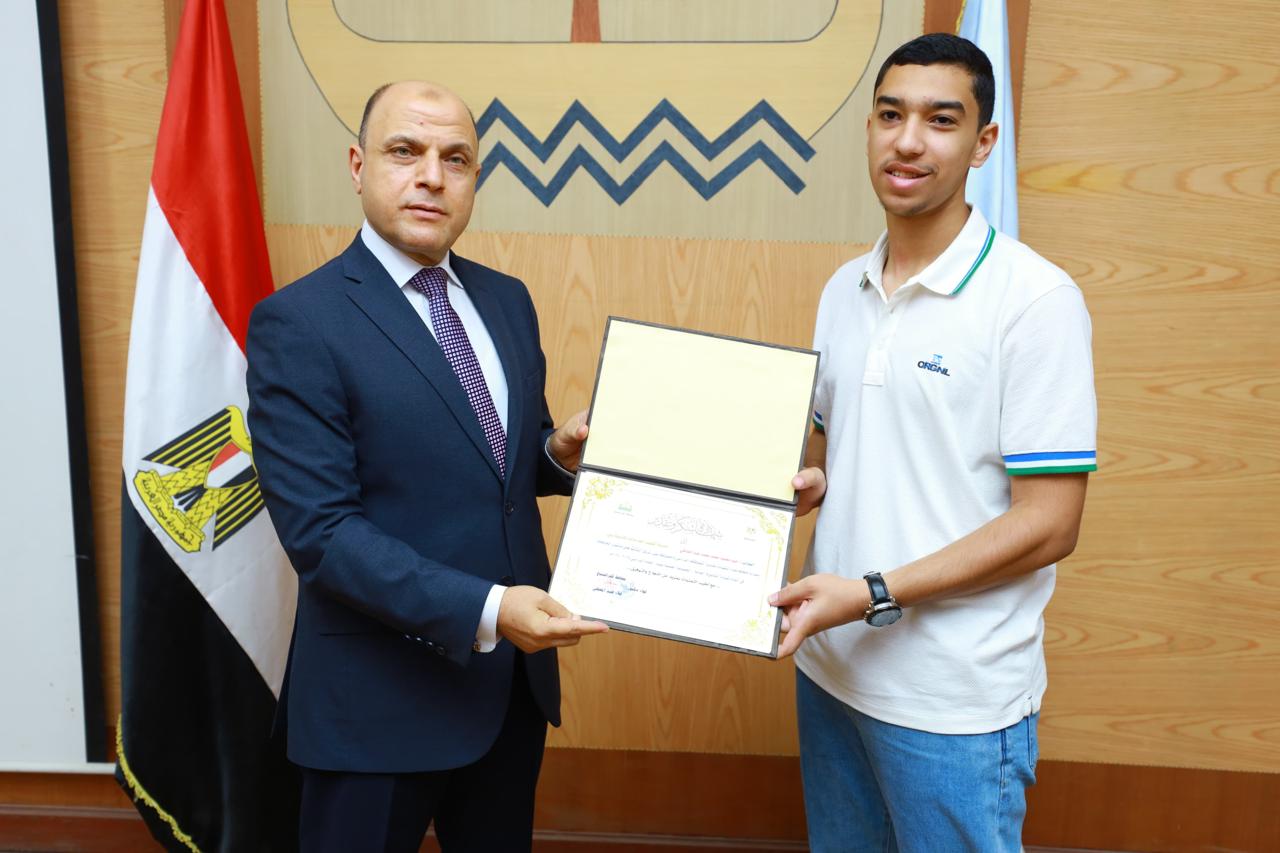 محافظ كفر الشيخ يكرم أوائل الشهادات العامة  (2)