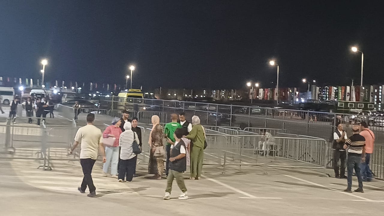 بدء توافد الجمهور على حفل أصالة بمهرجان العلمين (2)