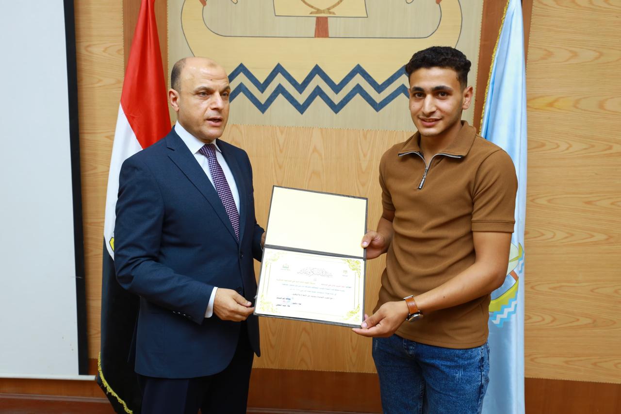 محافظ كفر الشيخ يكرم أوائل الشهادات العامة  (8)