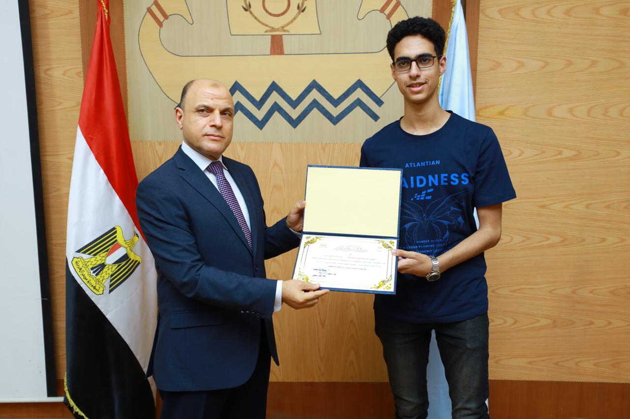 محافظ كفر الشيخ يكرم أوائل الشهادات العامة  (4)