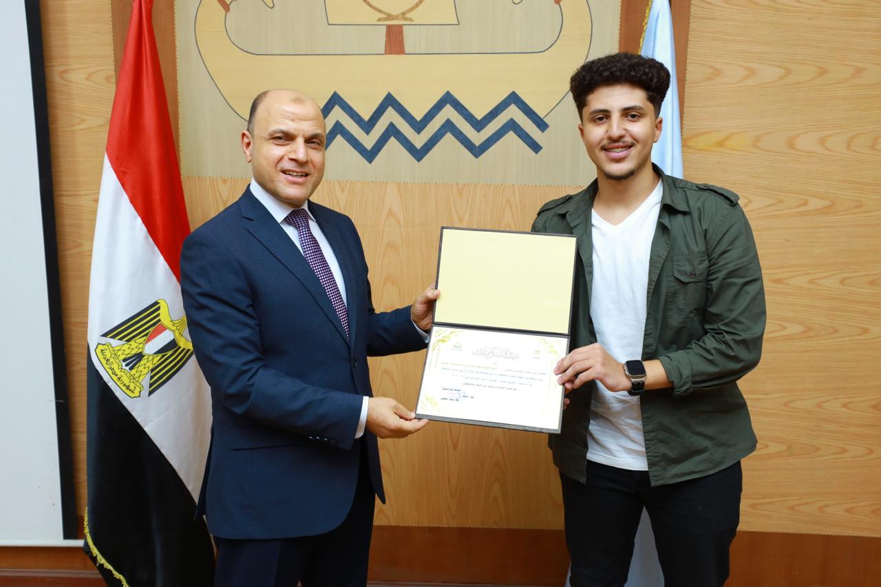 تكريم مروان محمد رافع الاول على مستوى المحافظة في الثانوية العامة
