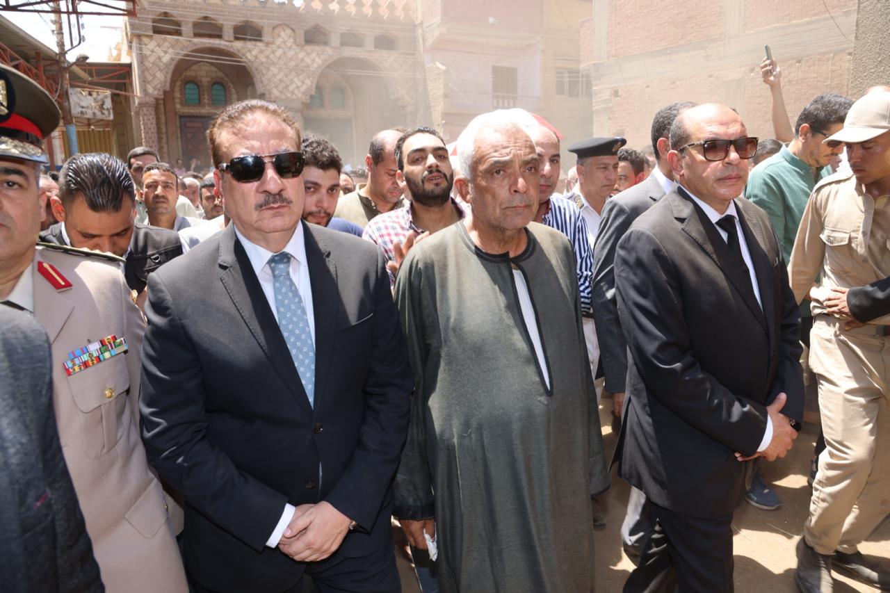 محافظ المنوفية يتقدم الجنازة