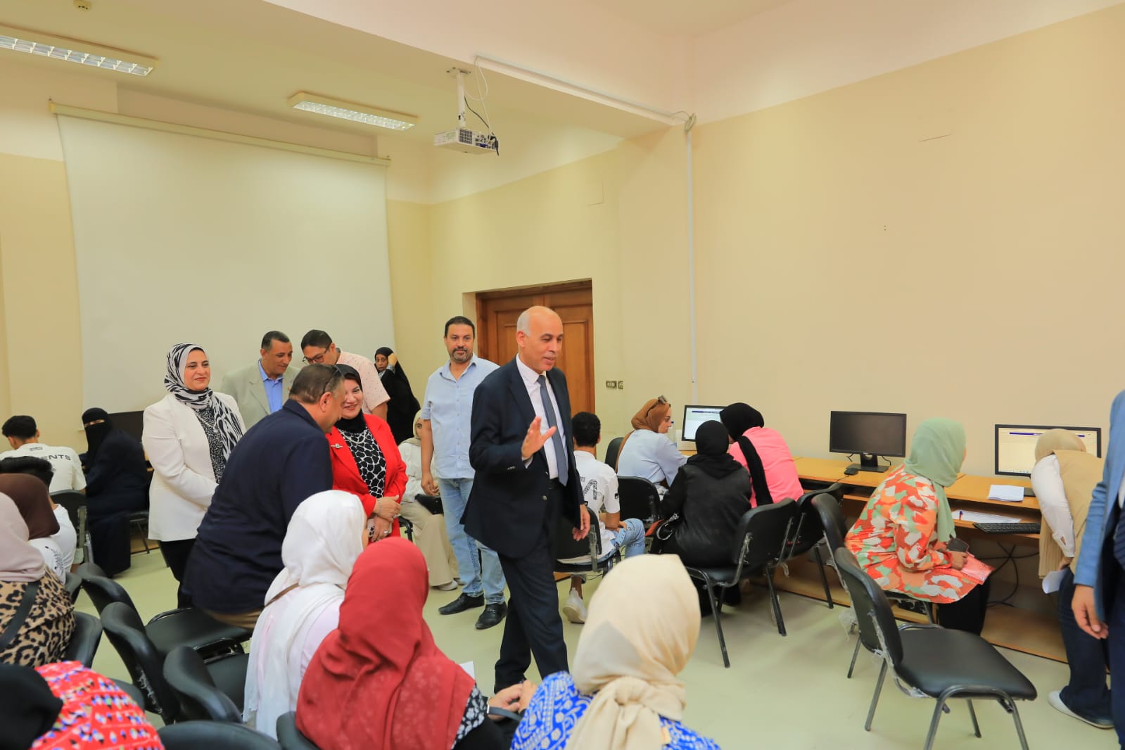 رئيس جامعة كفر الشيخ يتفقد تنسيق رغبات طلاب الثانوية العامة