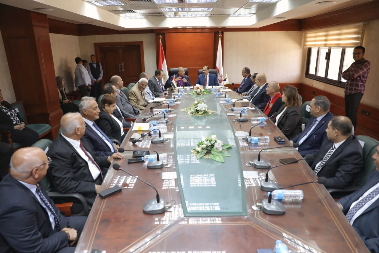 جانب من لقاء الهيئة مع محافظ سوهاج جانب من لقاء الهيئة مع محافظ سوهاج