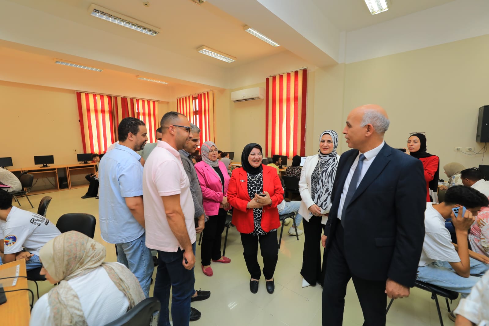 رئيس جامعة كفر الشيخ يتفقد معمل الحاسب الألي