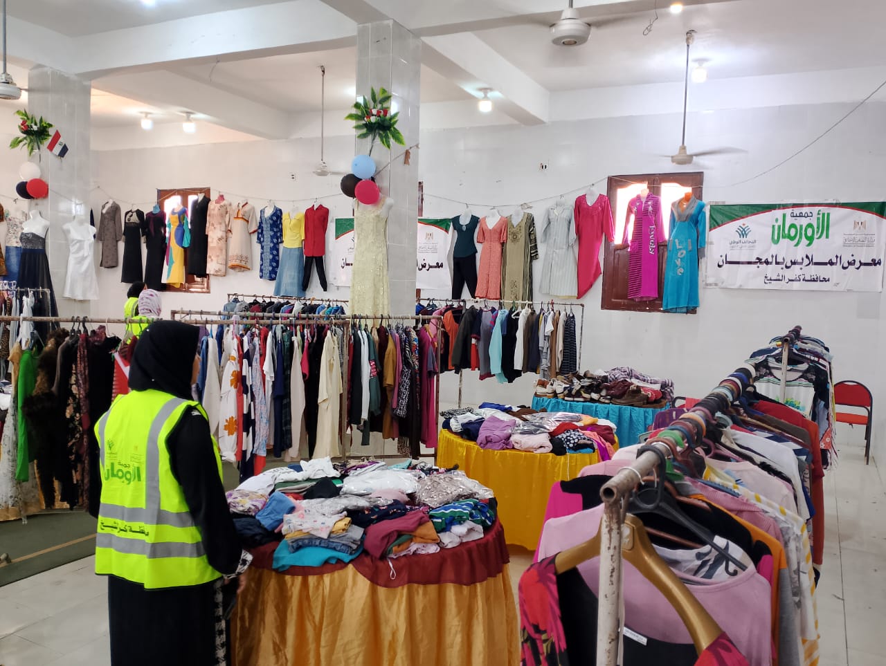 توزيع الملابس المجانية على الاسر اللأأولى بالرعاية توزيع الملابس المجانية على الاسر اللأأولى بالرعاية