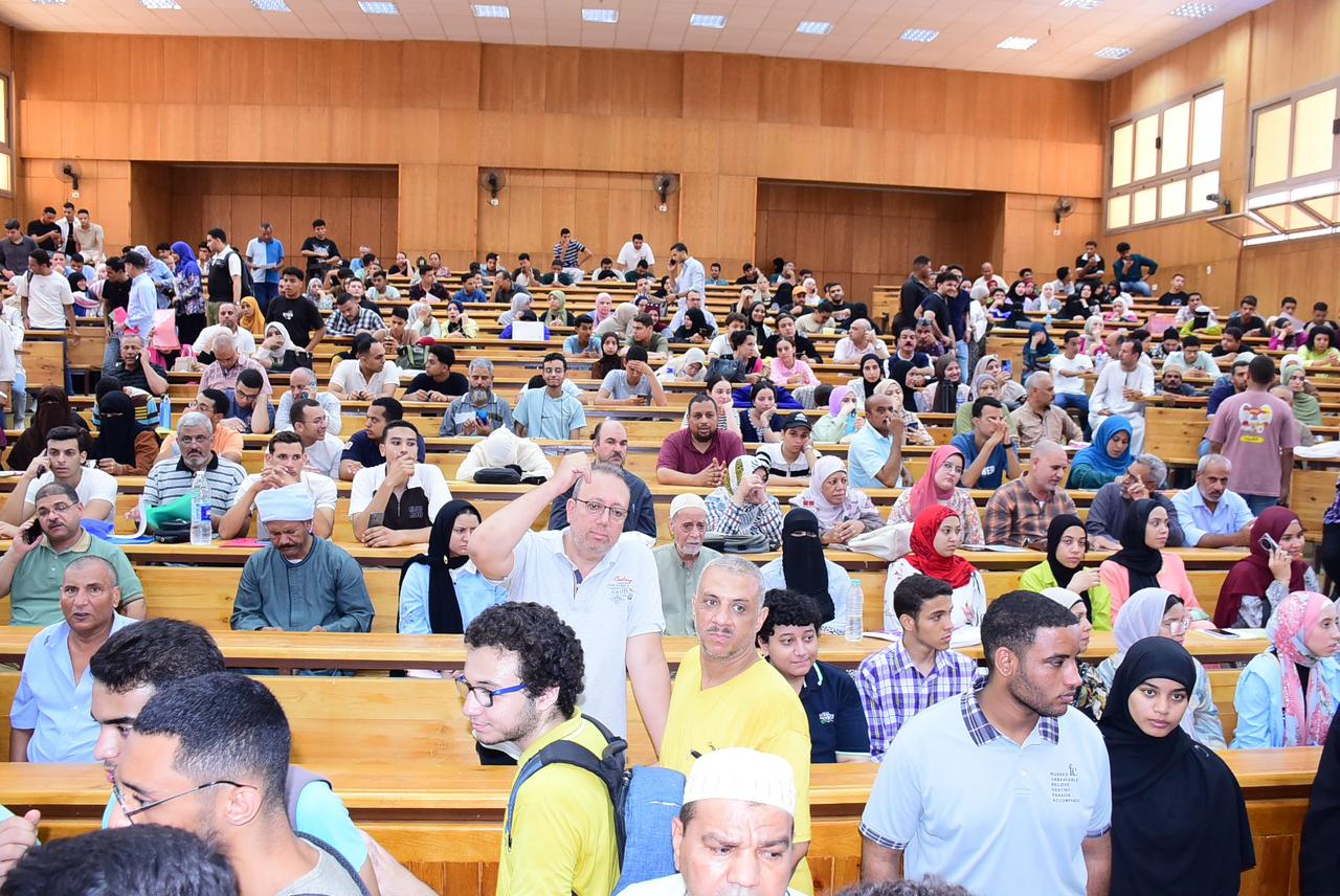 الطلاب بالجامعة الأهلية الطلاب بالجامعة الأهلية