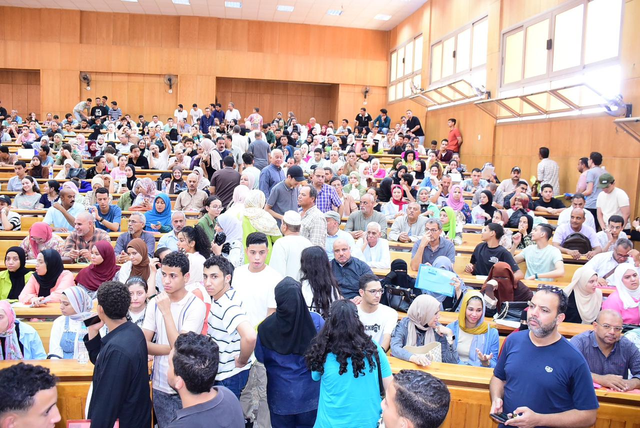 توافد الطلاب على الجامعة توافد الطلاب على الجامعة