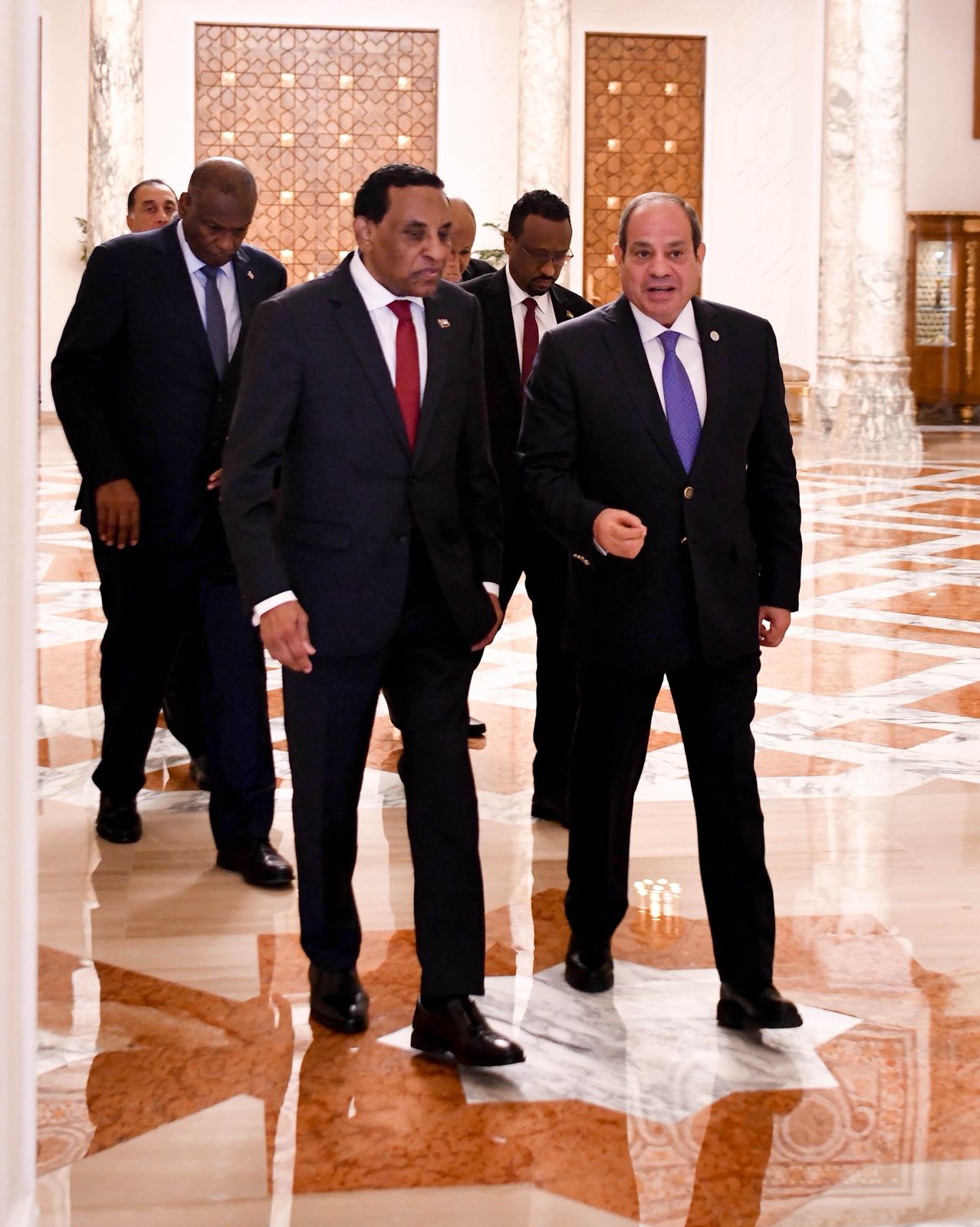 الرئيس عبد الفتاح السيسي خلال لقاء رئيس وزراء السودان (3)