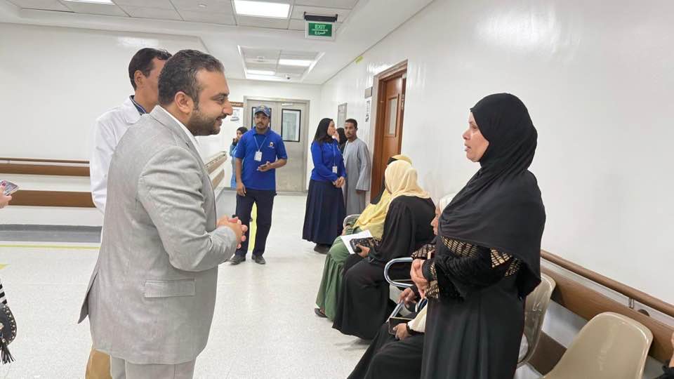 مدير فرع الهيئة بالأقصر يتابع انتظام العمل بعدد من أقسام المجمع الطبي الدولي