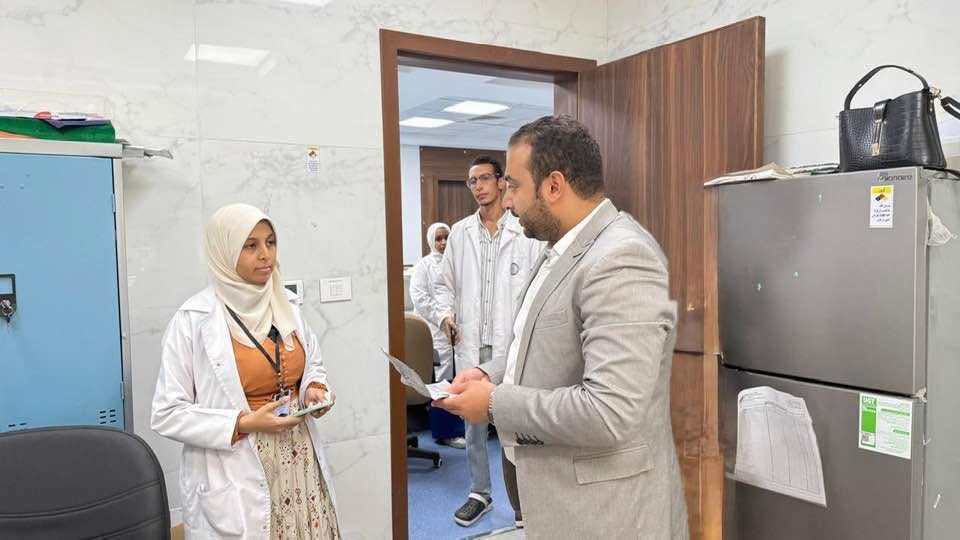 مدير فرع الهيئة بالأقصر يتابع انتظام العمل بأقسام المجمع الطبي الدولي