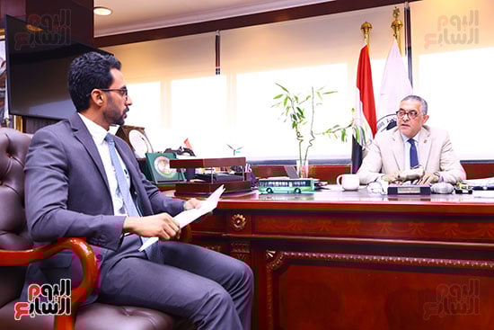 الرئيس التنفيذي لهيئة الاستثمار والزميل محمد أسعد خلال الحوار  (1)