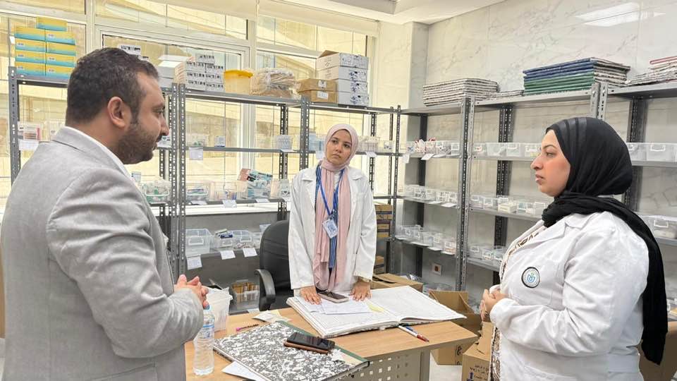 مدير فرع الهيئة بالأقصر يتابع انتظام العمل بعدد من أقسام المجمع الطبي مدير فرع الهيئة بالأقصر يتابع انتظام العمل بعدد من أقسام المجمع الطبي