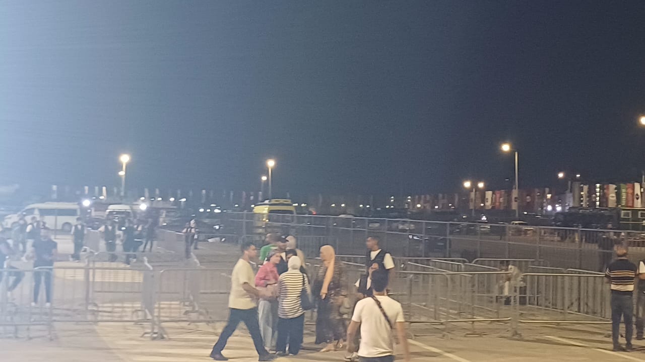 بدء توافد الجمهور على حفل أصالة بمهرجان العلمين (1)