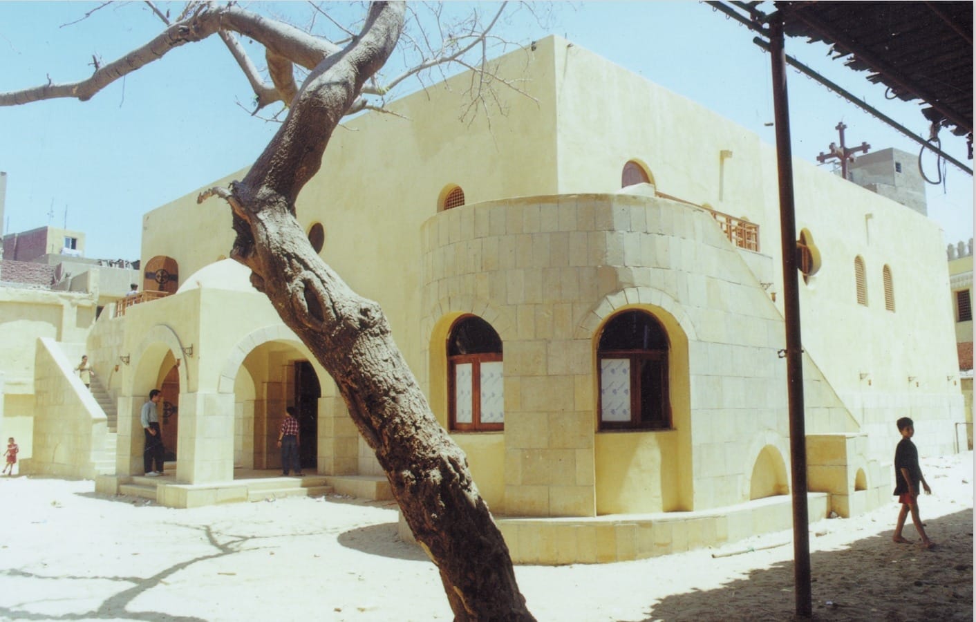 صحن الكنيسة من الخارج صحن الكنيسة من الخارج