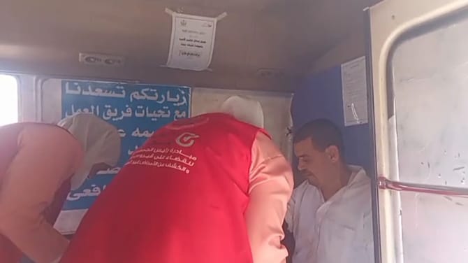 جانب من القافلة الطبية أمام مسجد جانب من القافلة الطبية أمام مسجد