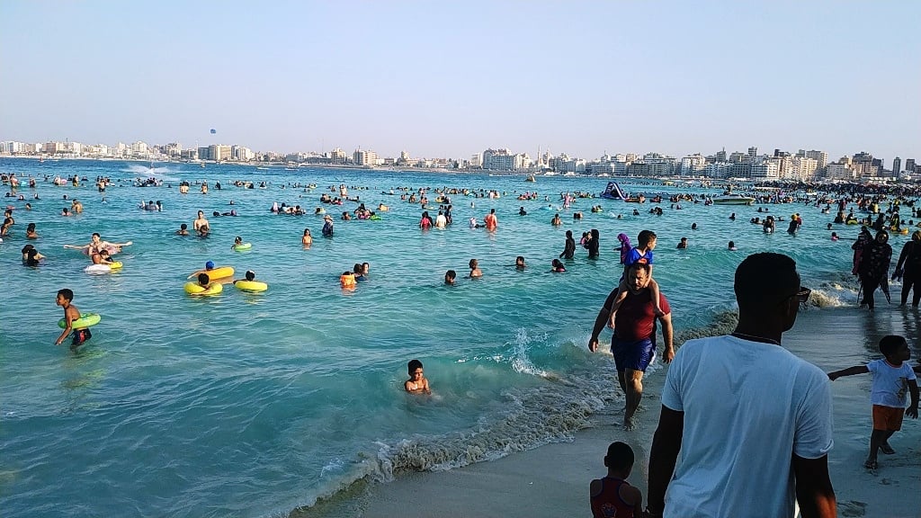 شاطئ الغرام يستقبل الالاف يوميا خلال المصيف شاطئ الغرام يستقبل الالاف يوميا خلال المصيف