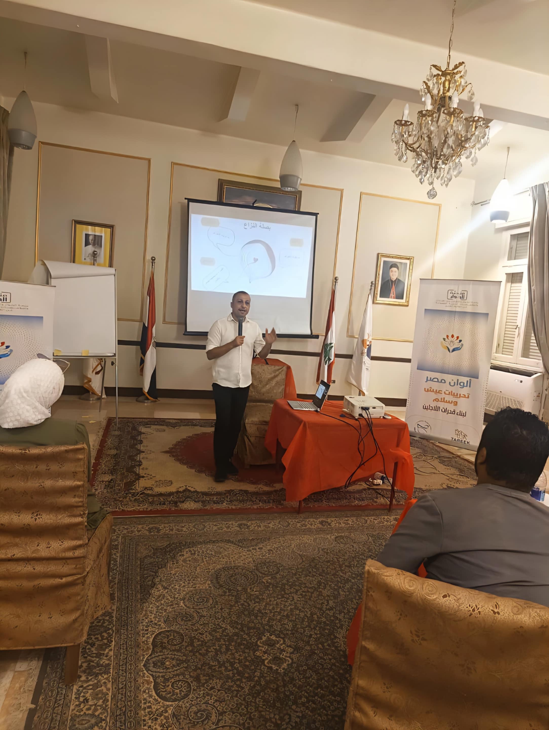 مايكل فارس يقدم تدريبا للاجئين عن الهوية وتحليل النزاعات (1)