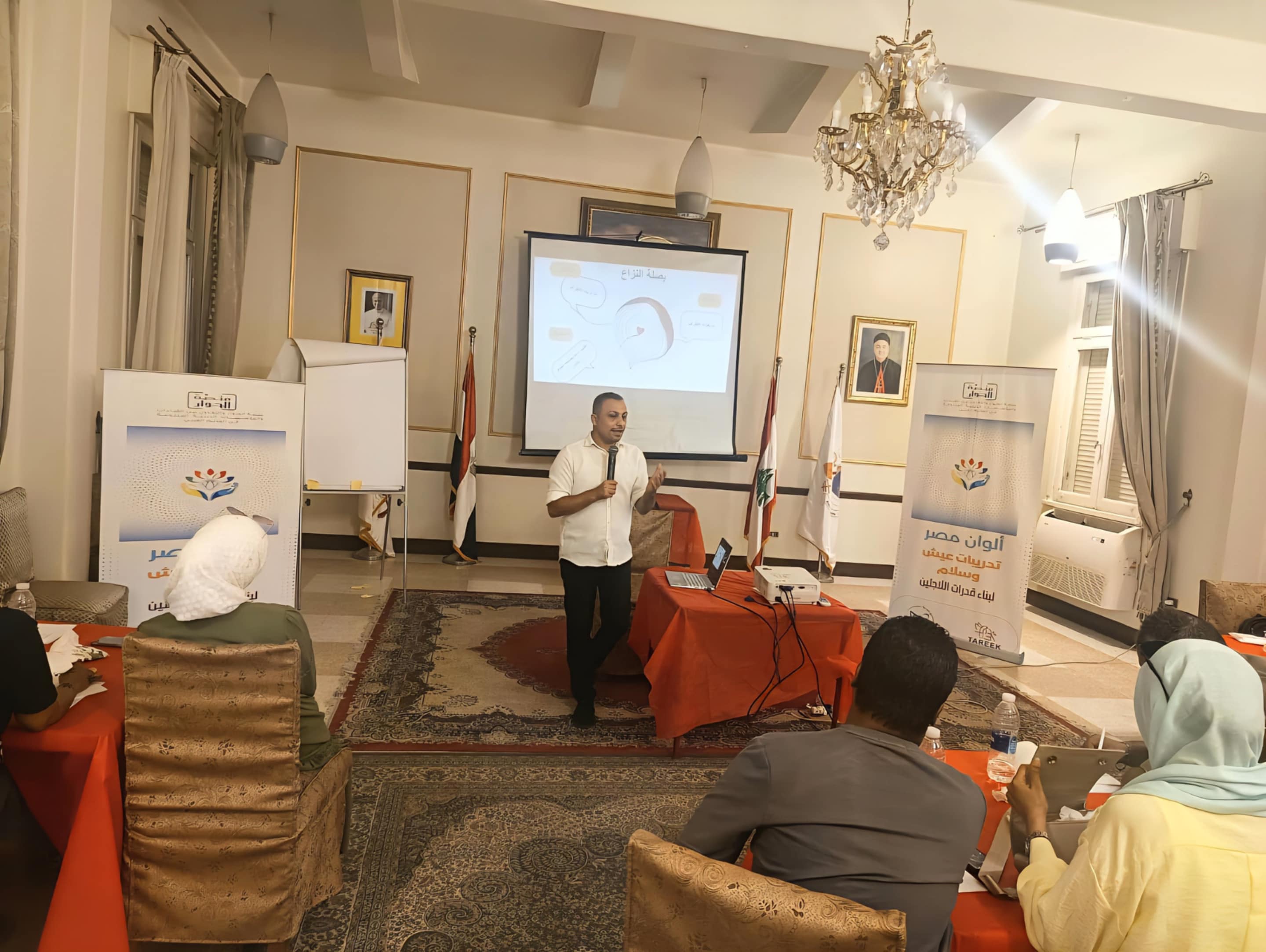 مايكل فارس يقدم تدريبا للاجئين عن الهوية وتحليل النزاعات (2)