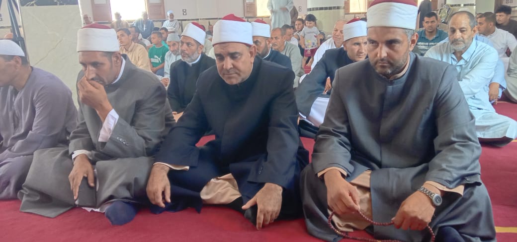 الحضور خلال افتتاح المسجد