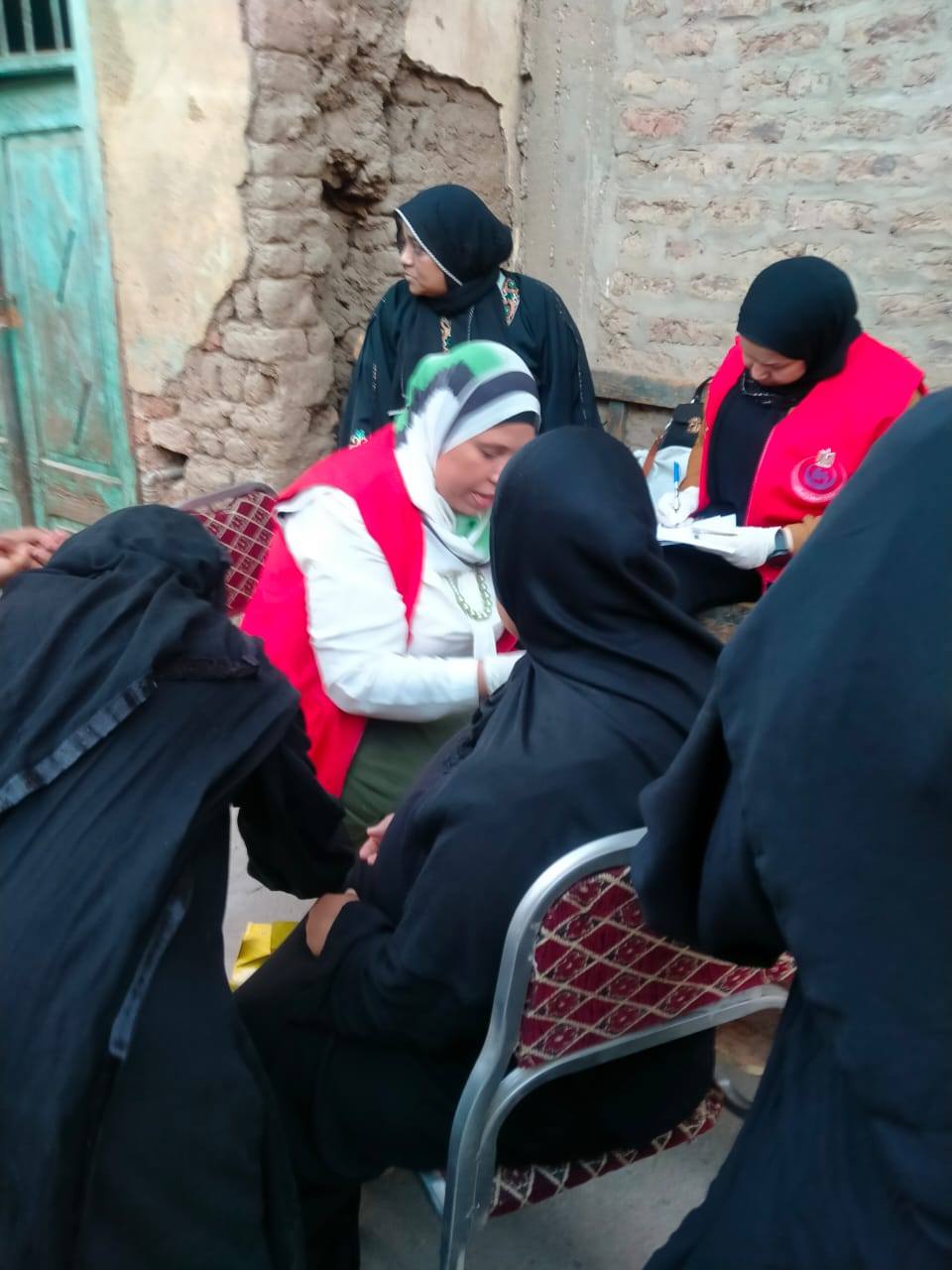 فحص وعلاج عشرات المواطنين في قرى الأقصر بمبادرة 100يوم صحة فحص وعلاج عشرات المواطنين في قرى الأقصر بمبادرة 100يوم صحة
