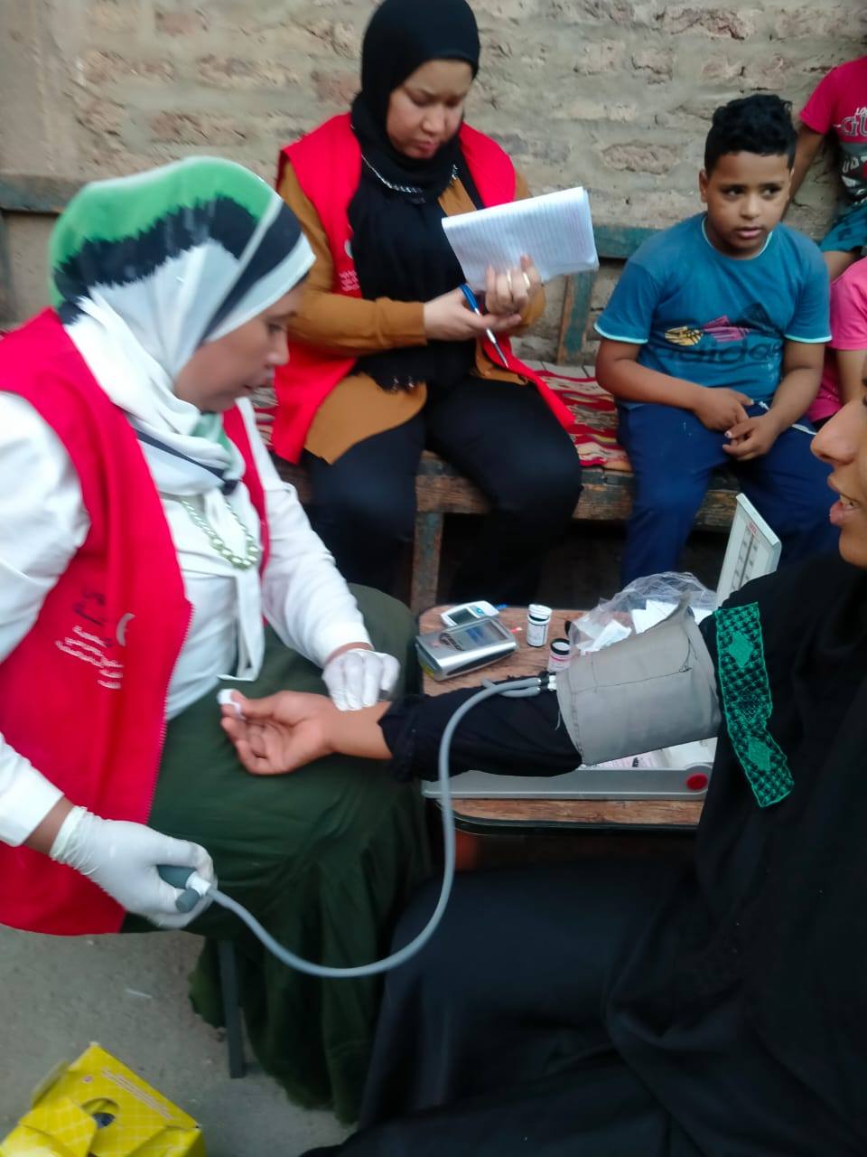 دعم علاج عشرات المواطنين في قرى الأقصر ضمن مبادرة 100 يوم صحة دعم علاج عشرات المواطنين في قرى الأقصر ضمن مبادرة 100 يوم صحة