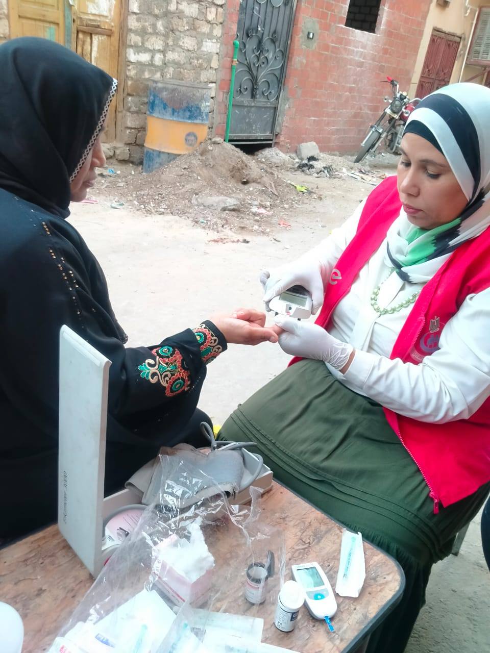 عمليات فحص وعلاج عشرات المواطنين في قرى الأقصر عمليات فحص وعلاج عشرات المواطنين في قرى الأقصر