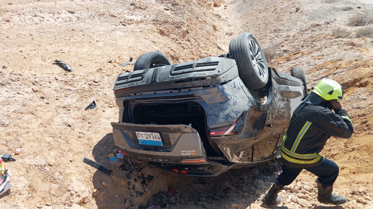 انقلاب سيارة بطريق السويس الصحراوى (1)