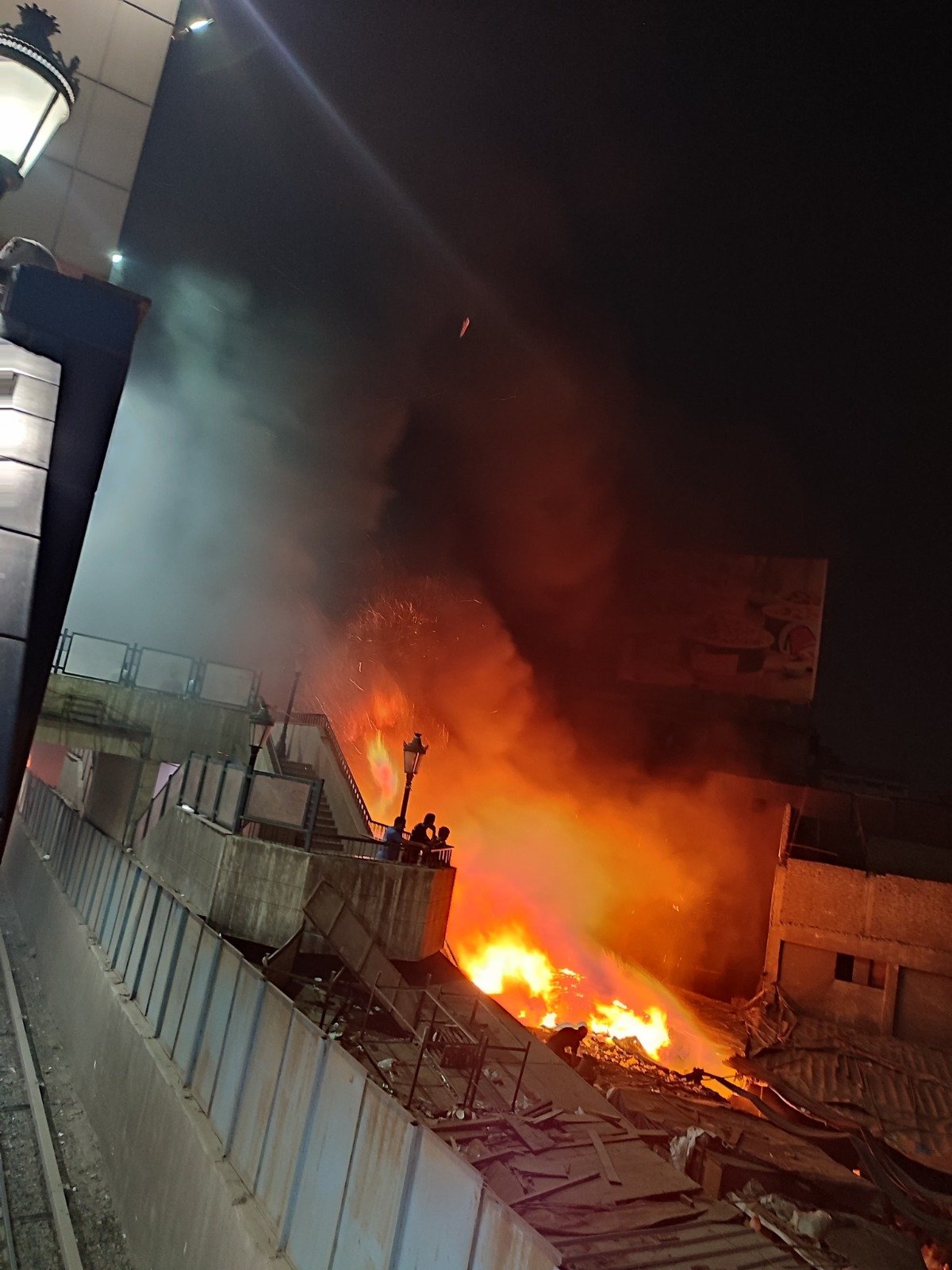 نشوب حريق هائل بعدد من المحال بشبرا الخيمة (1)