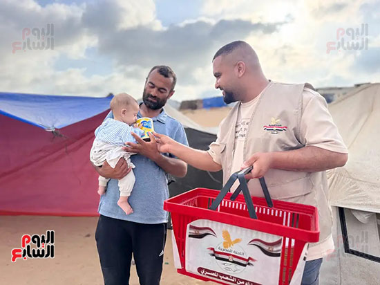 توزيع حليب الأطفال على أطفال غزة (2)