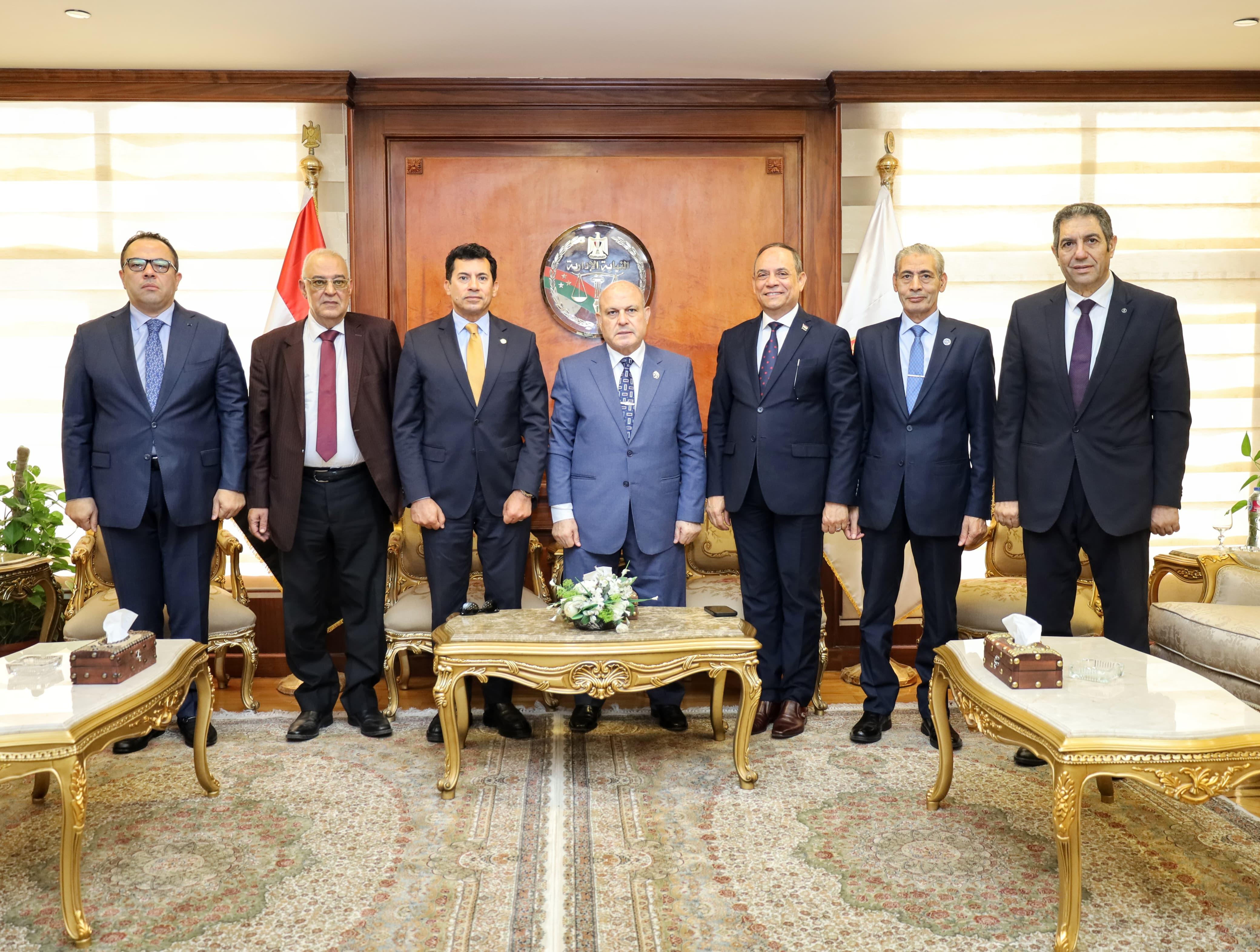 المستشار محمد الشناوى يستقبل وزير الشباب والرياضة (1)